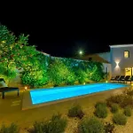 Latini - Ideal For A Family Vacation. Heated Pool. Local Breakfast Optional Available Villa