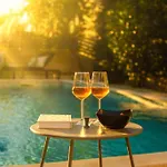 Latini - Ideal For A Family Vacation. Heated Pool. Local Breakfast Optional Available Villa