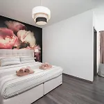 Latini - Ideal For A Family Vacation. Heated Pool. Local Breakfast Optional Available