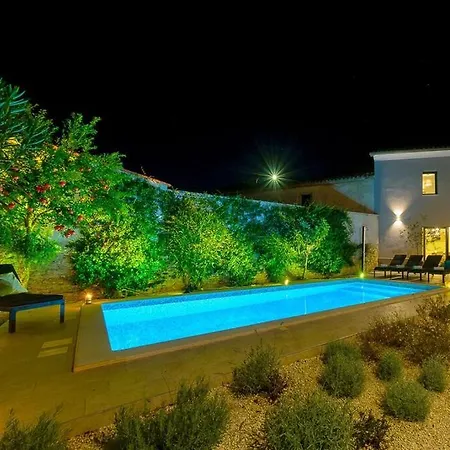 Latini - Ideal For A Family Vacation. Heated Pool. Local Breakfast Optional Available Villa