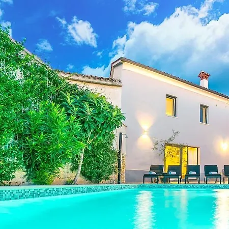 Latini - Ideal For A Family Vacation. Heated Pool. Local Breakfast Optional Available Villa