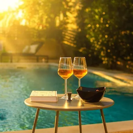 Latini - Ideal For A Family Vacation. Heated Pool. Local Breakfast Optional Available Villa