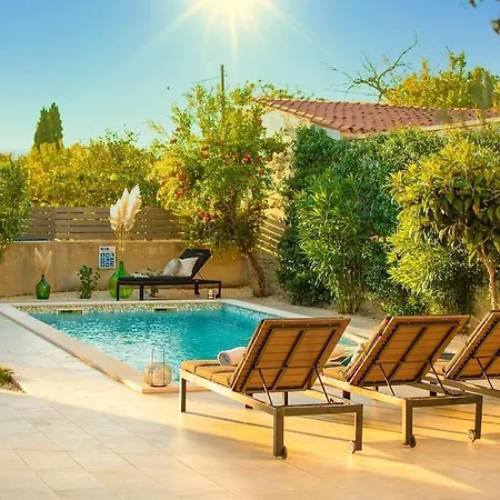 Latini - Ideal For A Family Vacation. Heated Pool. Local Breakfast Optional Available Svetvincenat