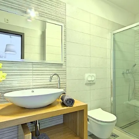 Latini - Ideal For A Family Vacation. Heated Pool. Local Breakfast Optional Available