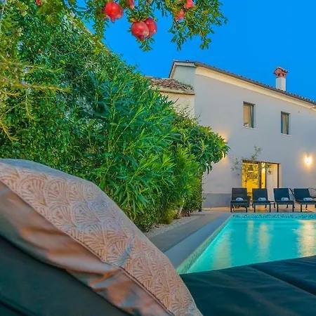 Latini - Ideal For A Family Vacation. Heated Pool. Local Breakfast Optional Available Villa *
