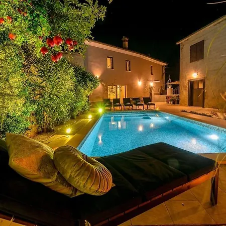 Villa Latini - Ideal For A Family Vacation. Heated Pool. Local Breakfast Optional Available