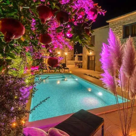 Villa Latini - Ideal For A Family Vacation. Heated Pool. Local Breakfast Optional Available