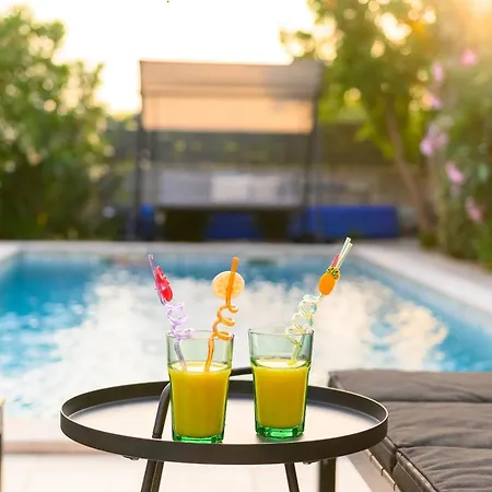 Latini - Ideal For A Family Vacation. Heated Pool. Local Breakfast Optional Available