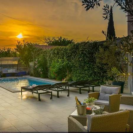 Villa Latini - Ideal For A Family Vacation. Heated Pool. Local Breakfast Optional Available