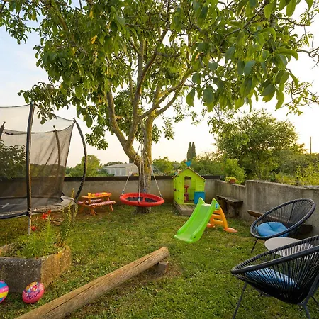 Latini - Ideal For A Family Vacation. Heated Pool. Local Breakfast Optional Available Svetvincenat