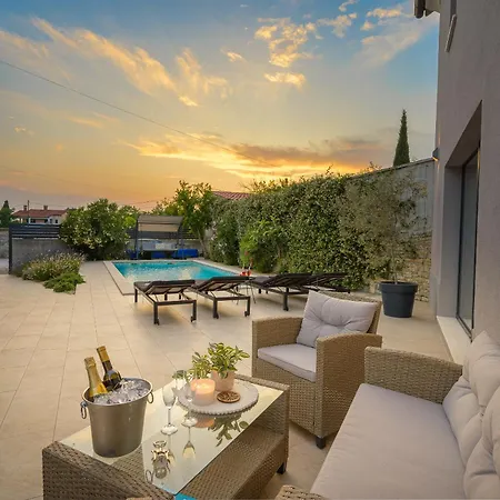 Latini - Ideal For A Family Vacation. Heated Pool. Local Breakfast Optional Available Villa *