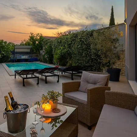 Villa Latini - Ideal For A Family Vacation. Heated Pool. Local Breakfast Optional Available