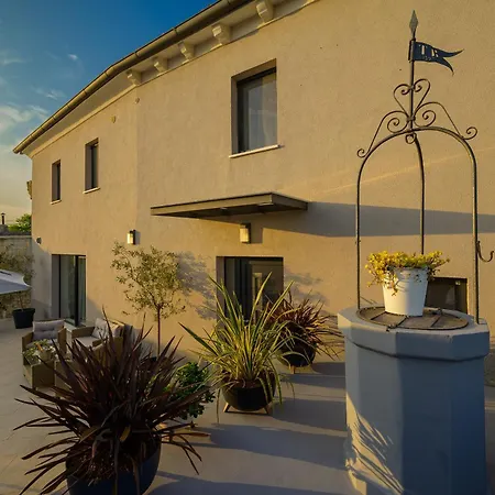Latini - Ideal For A Family Vacation. Heated Pool. Local Breakfast Optional Available Svetvincenat