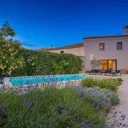 Latini - Ideal For A Family Vacation. Heated Pool. Local Breakfast Optional Available Villa