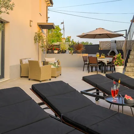 Villa Latini - Ideal For A Family Vacation. Heated Pool. Local Breakfast Optional Available *