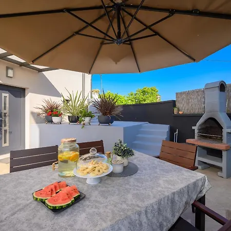 Latini - Ideal For A Family Vacation. Heated Pool. Local Breakfast Optional Available