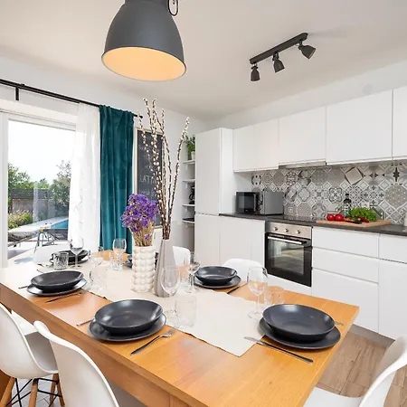 Latini - Ideal For A Family Vacation. Heated Pool. Local Breakfast Optional Available Villa Svetvincenat