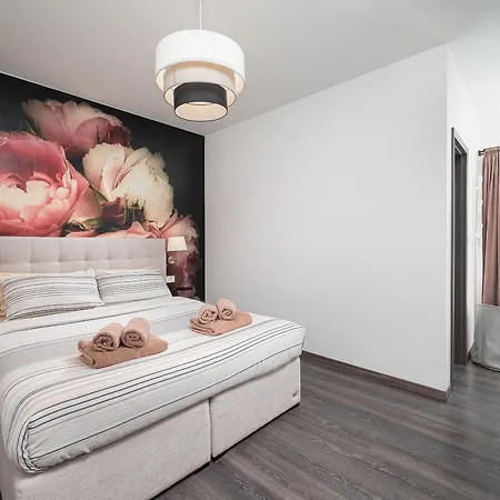 Latini - Ideal For A Family Vacation. Heated Pool. Local Breakfast Optional Available