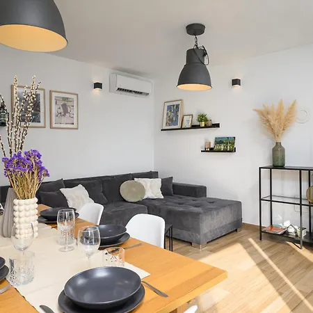 Latini - Ideal For A Family Vacation. Heated Pool. Local Breakfast Optional Available * Svetvincenat