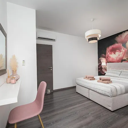 Latini - Ideal For A Family Vacation. Heated Pool. Local Breakfast Optional Available